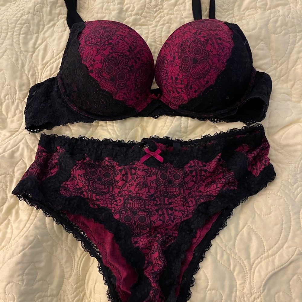 Torrid push up plunge Ted shirt bra 40B EUC & Matching cheeky silky panty NWOT